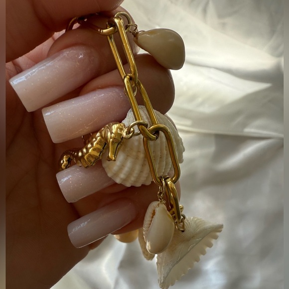 Anthropologe real gold palette Gold Shell Charm Bracelet - Picture 3 of 8
